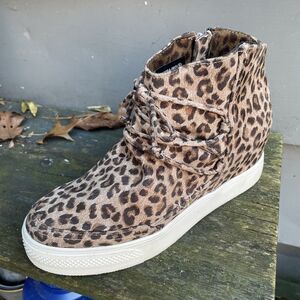 VERY G Ursula Size 9 Womens Ankle Booties Sneaker Shoes Faux Suede Leopard Print